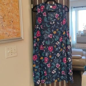 Old Navy Summer dress. NWT No smoke home. Never worn 37.5 shoulder to bottom .